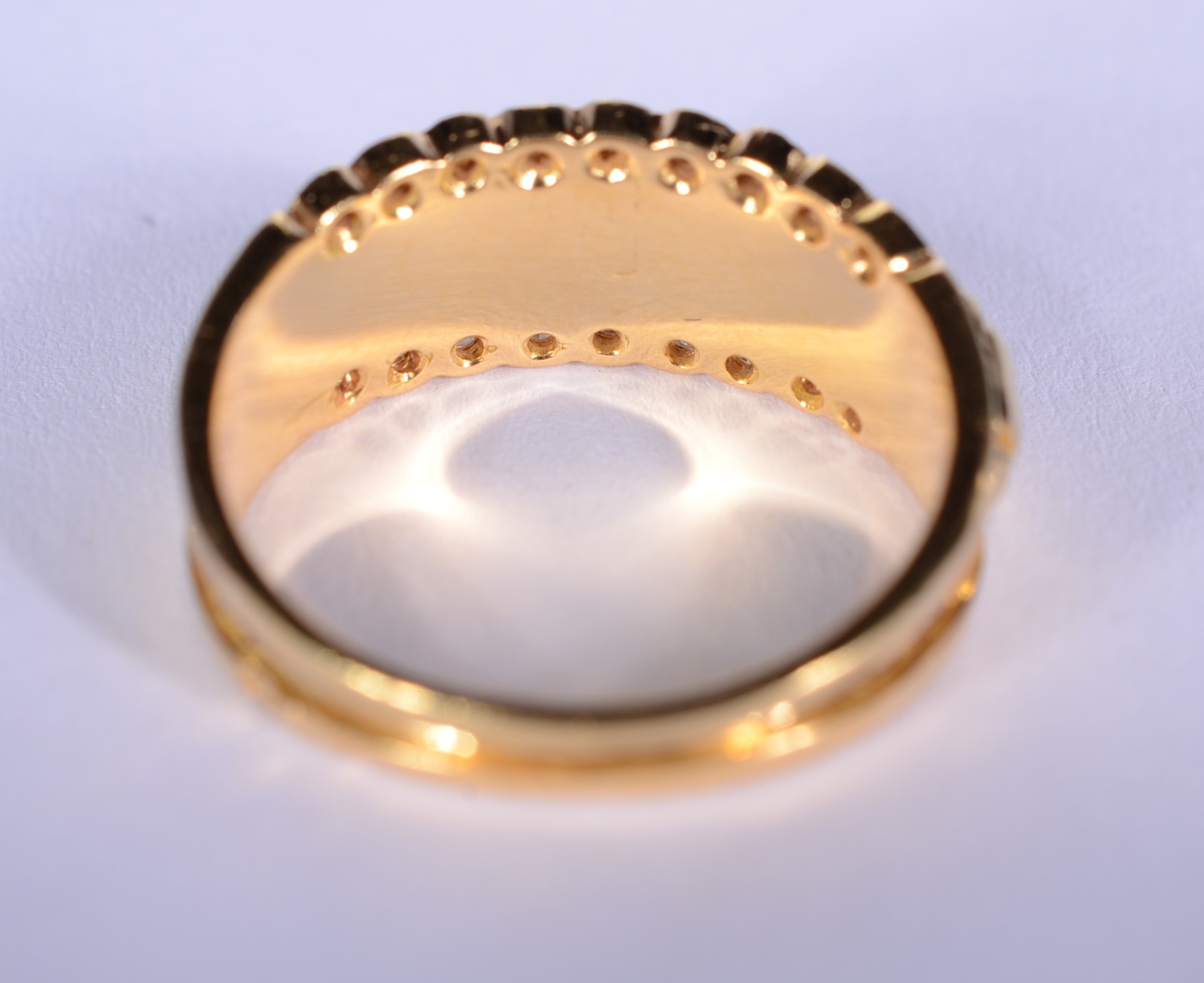 Anel de ouro 18 k., cravejado nas laterais com brilhantes, aro 18... - foto 6 de 8