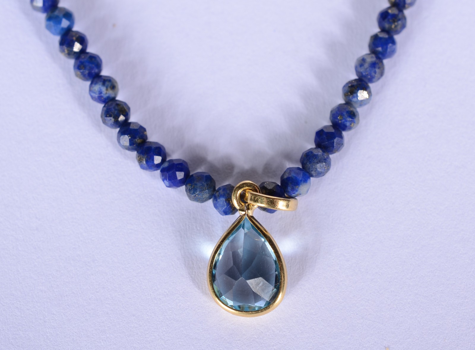 Colar lapis lazuli com pendente e fecho de ouro 18 k., forma de gota... - foto 1 de 8
