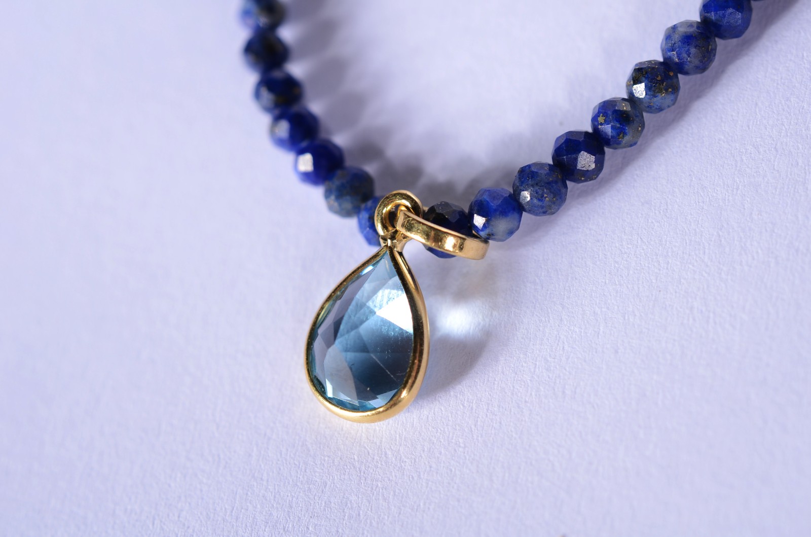 Colar lapis lazuli com pendente e fecho de ouro 18 k., forma de gota... - foto 6 de 8
