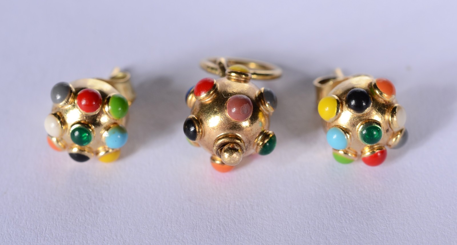 Conjunto composto de ouro 18 k., composto de: par de brincos e... - foto 1 de 5