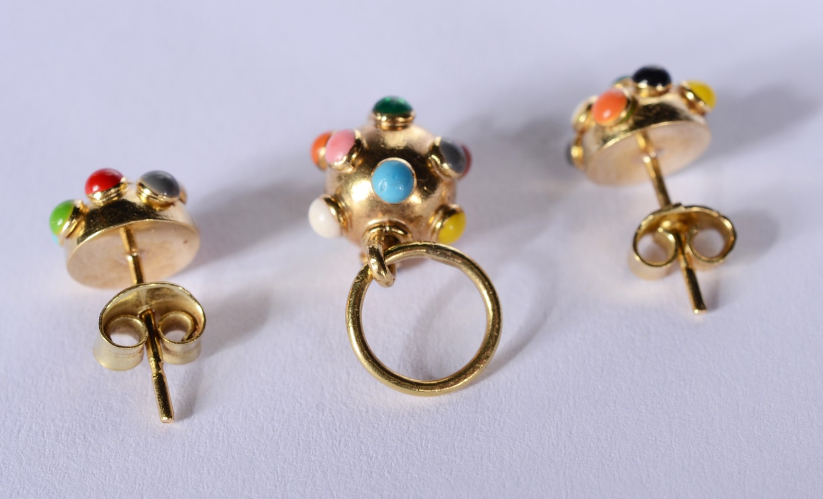 Conjunto composto de ouro 18 k., composto de: par de brincos e... - foto 2 de 5
