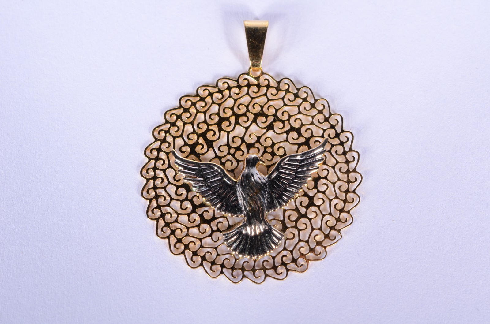 Medalha com mandala de ouro 18 k., feitio vazados com pomba da paz e... - foto 2 de 6