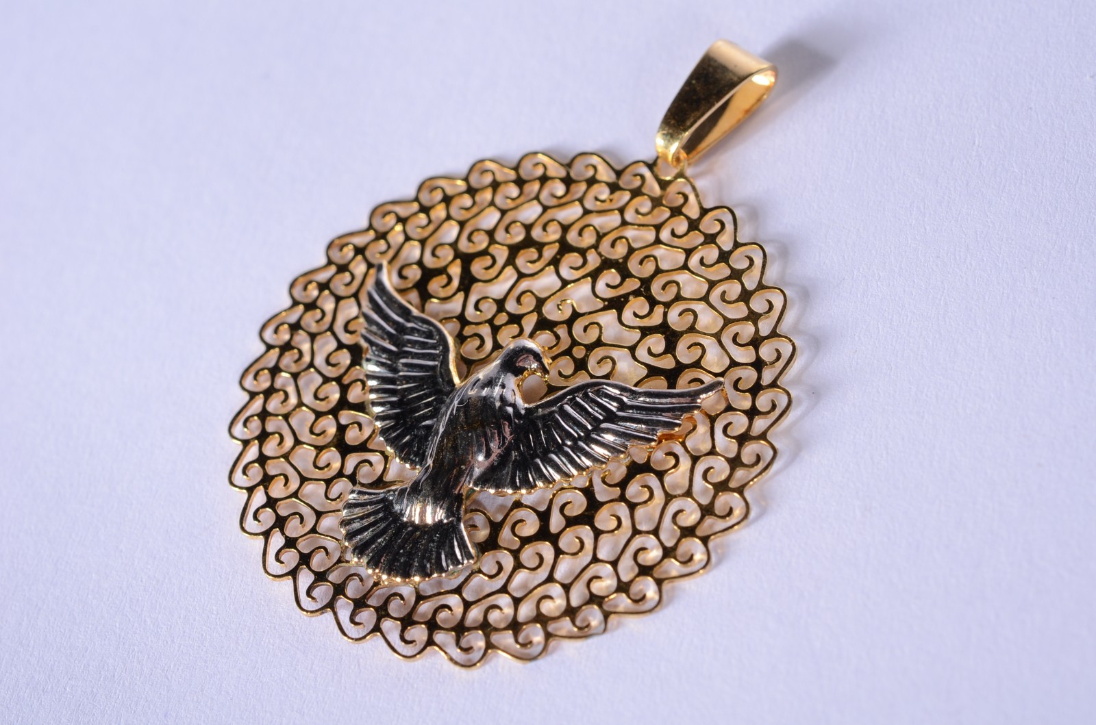 Medalha com mandala de ouro 18 k., feitio vazados com pomba da paz e... - foto 1 de 6