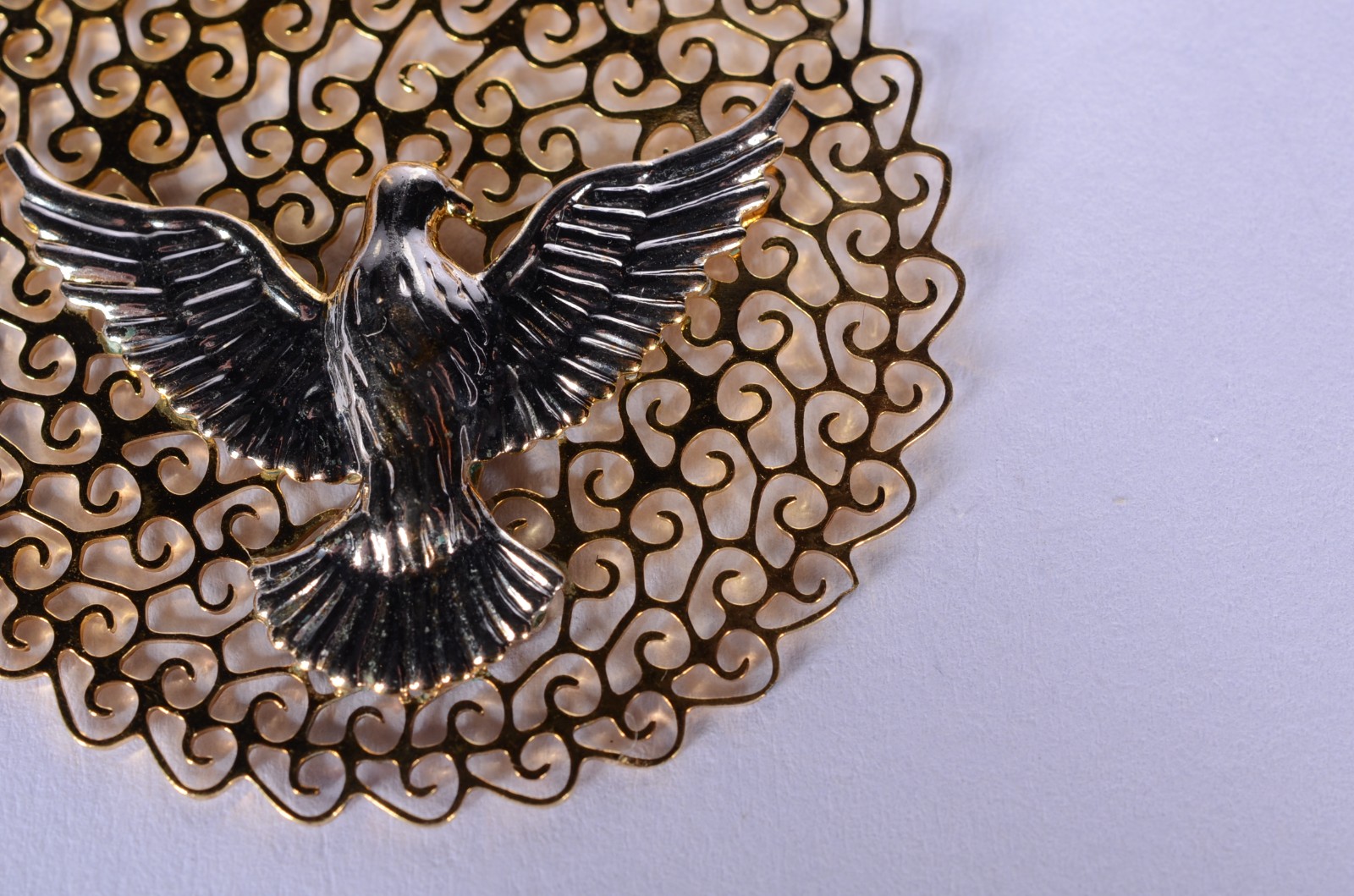 Medalha com mandala de ouro 18 k., feitio vazados com pomba da paz e... - foto 3 de 6