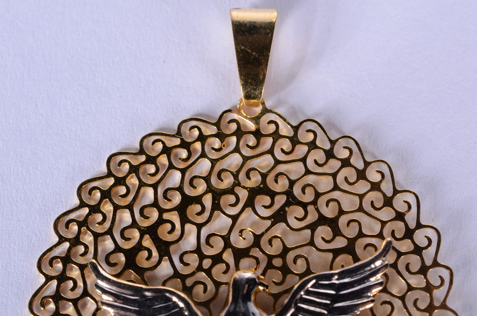 Medalha com mandala de ouro 18 k., feitio vazados com pomba da paz e... - foto 4 de 6