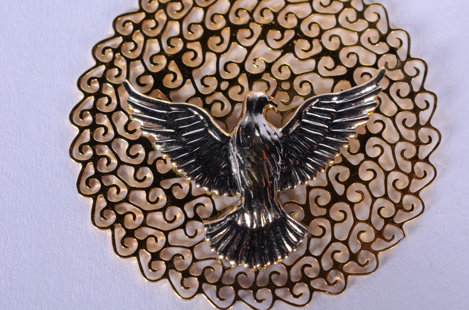 Medalha com mandala de ouro 18 k., feitio vazados com pomba da paz e... - foto 5 de 6