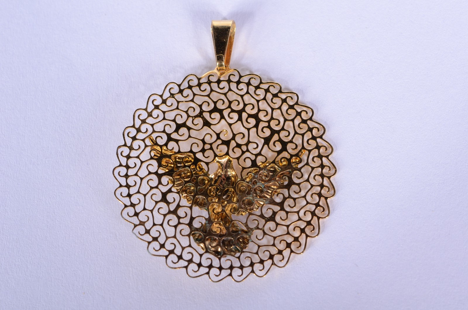 Medalha com mandala de ouro 18 k., feitio vazados com pomba da paz e... - foto 6 de 6