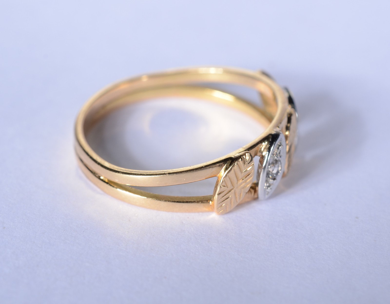 Anel de ouro 18 k., contraste 750 mls com 2 safiras brancas, aro 17... - foto 3 de 5