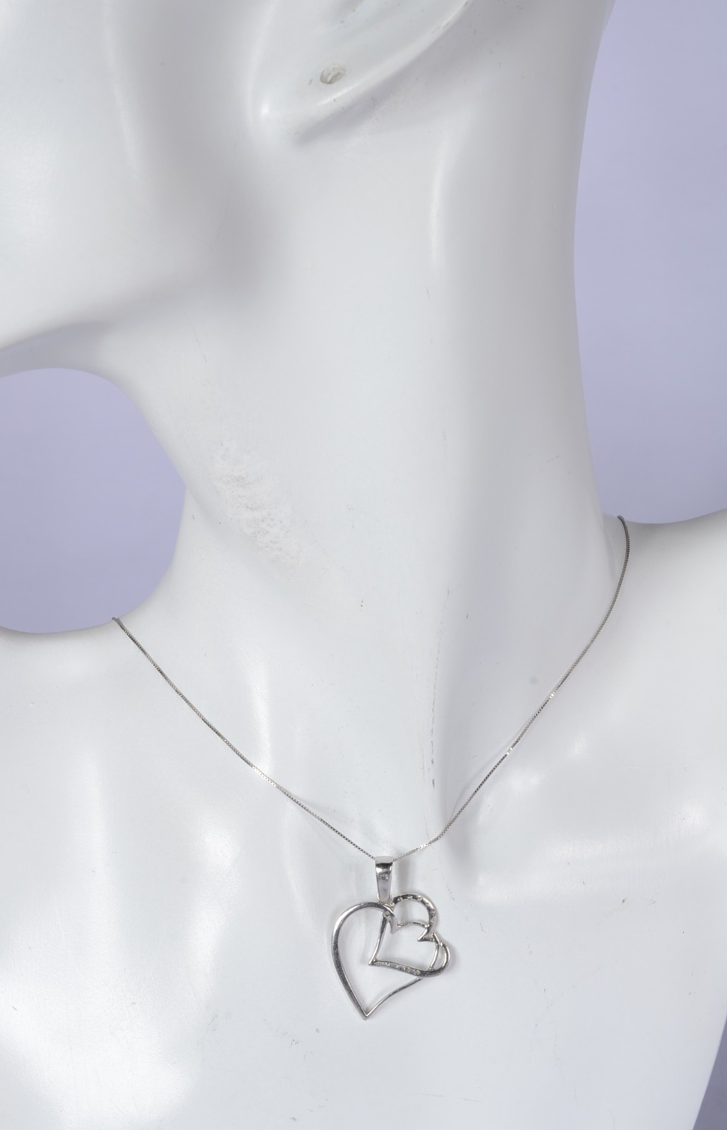 Colar de ouro branco com pendente duplo, coração cravejado de... - foto 11 de 11