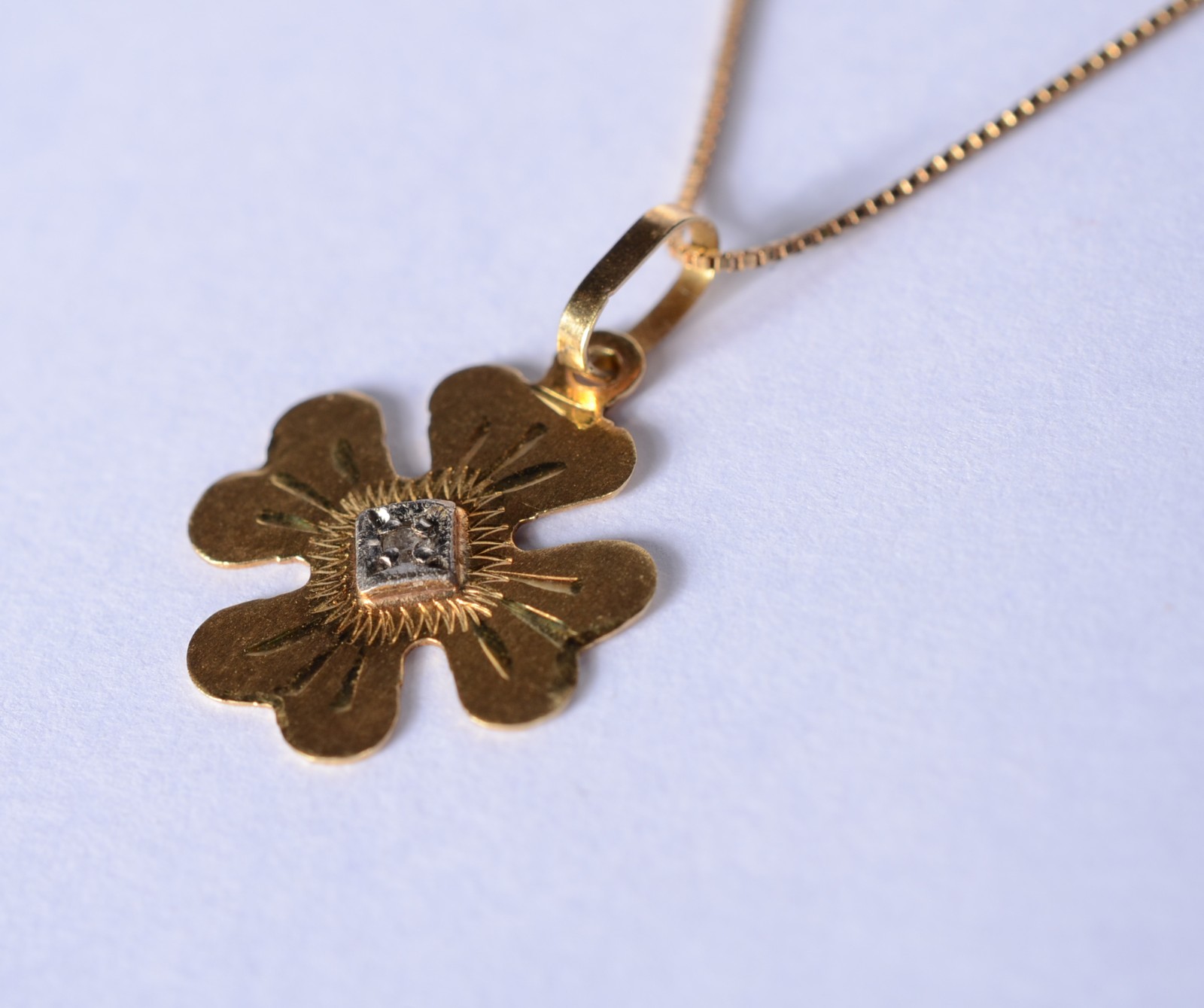 Colar de ouro 18 k., contraste 750 mls com pendente na forma de... - foto 1 de 7