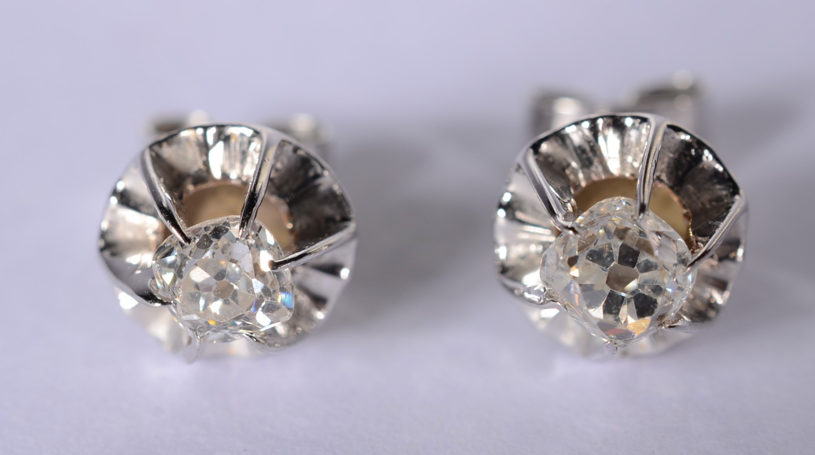 Par de brincos de ouro branco com 2 brilhantes de 0,20 ct, total... - foto 2 de 5