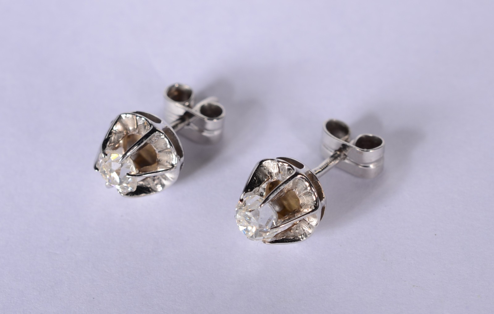 Par de brincos de ouro branco com 2 brilhantes de 0,20 ct, total... - foto 3 de 5
