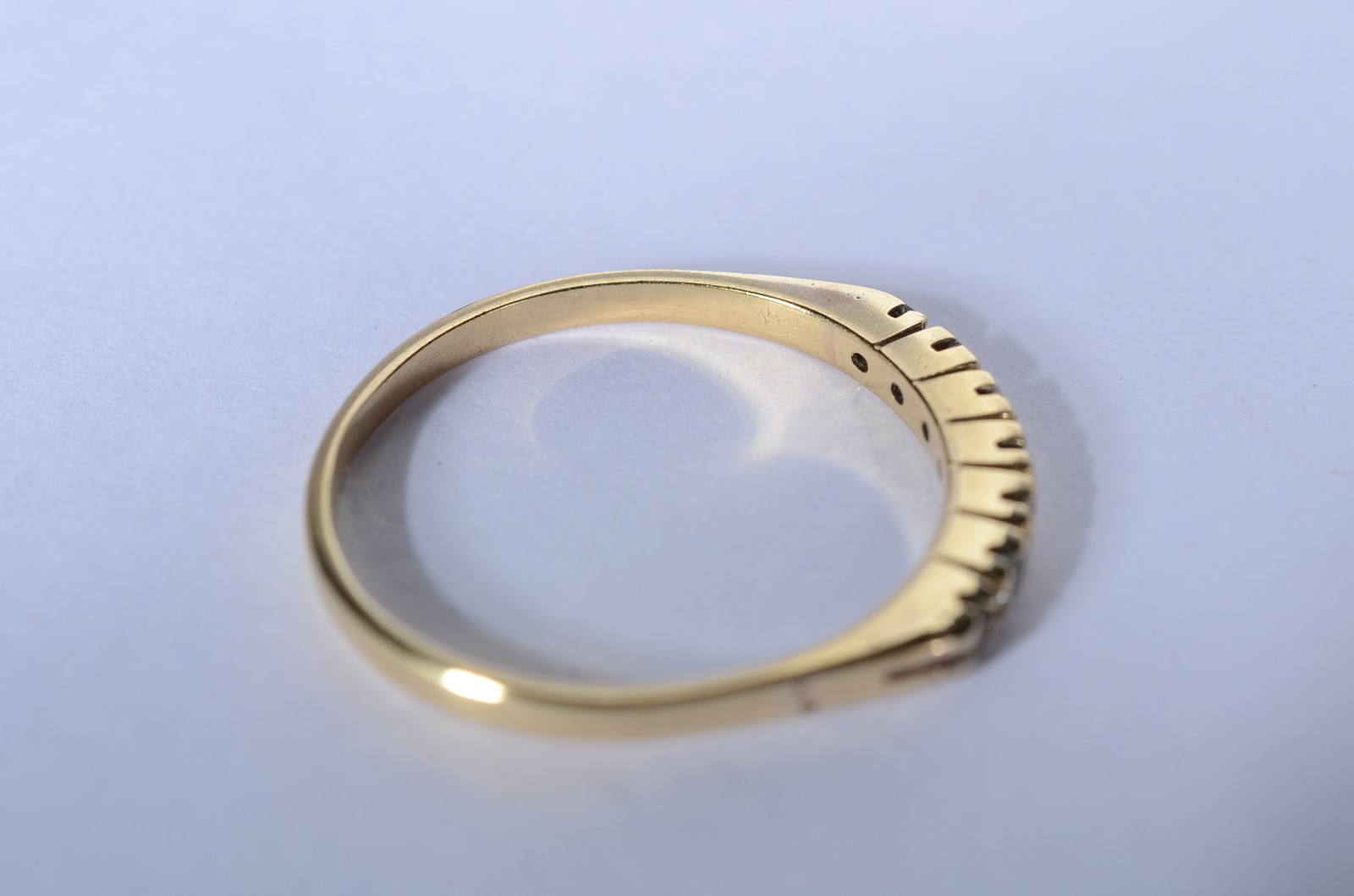 Meia aliança de ouro 18 k., contraste 750 com 7 brilhantes, aro 18... - foto 4 de 6