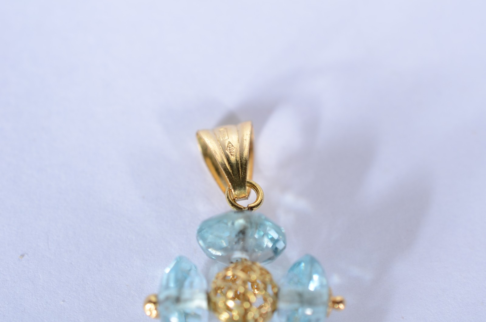Pendente de ouro 18 k., contraste 750 mls na forma de cruz com pedras... - foto 4 de 5