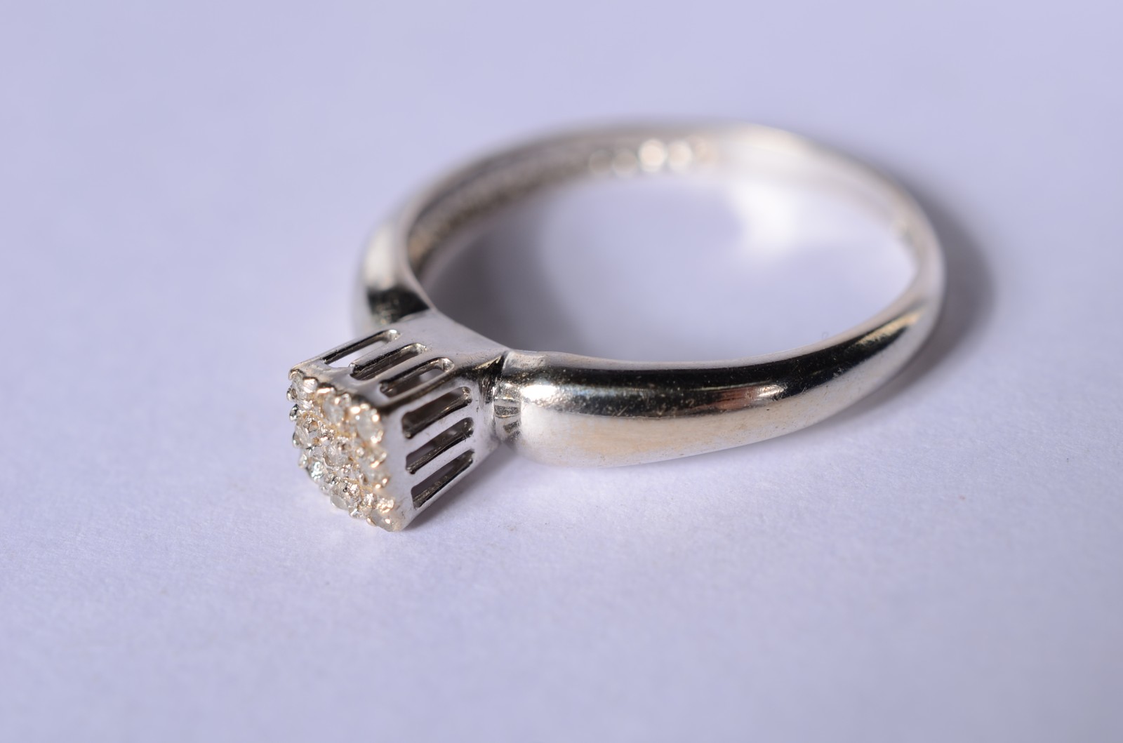 Anel de ouro branco feitio chuveiro com mini brilhantes, aro 18. (Por... - foto 1 de 6