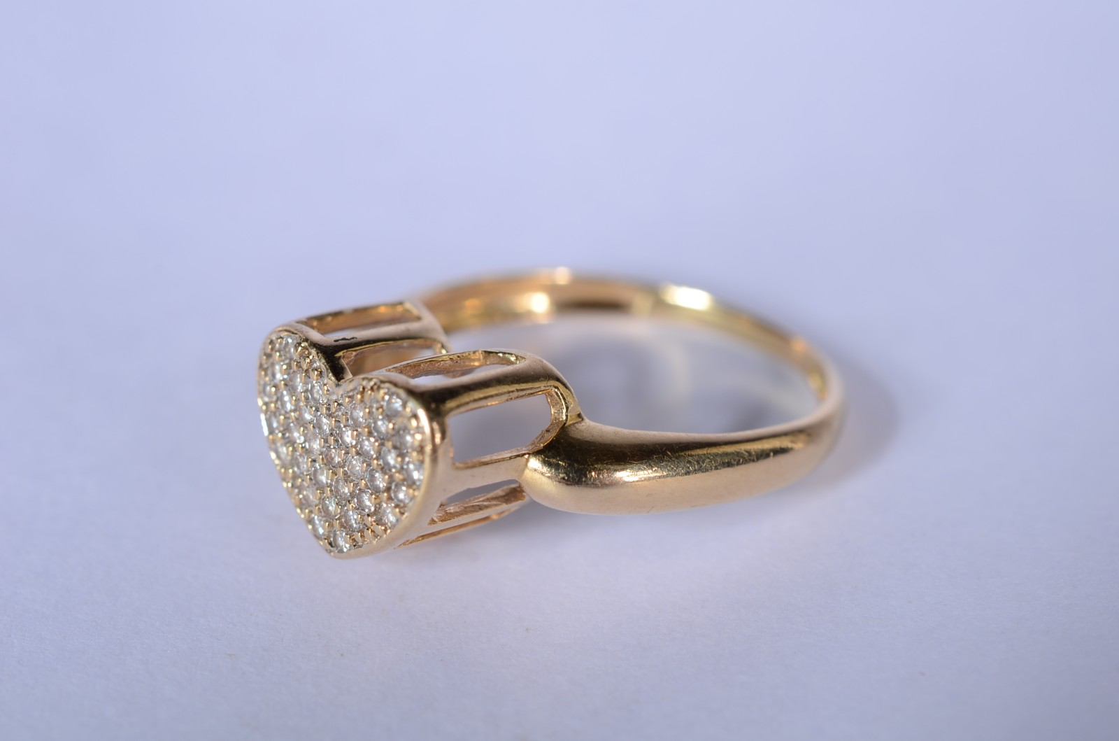 Anel de ouro 18 k., contraste 750 mls com coração cravejado com... - foto 1 de 7