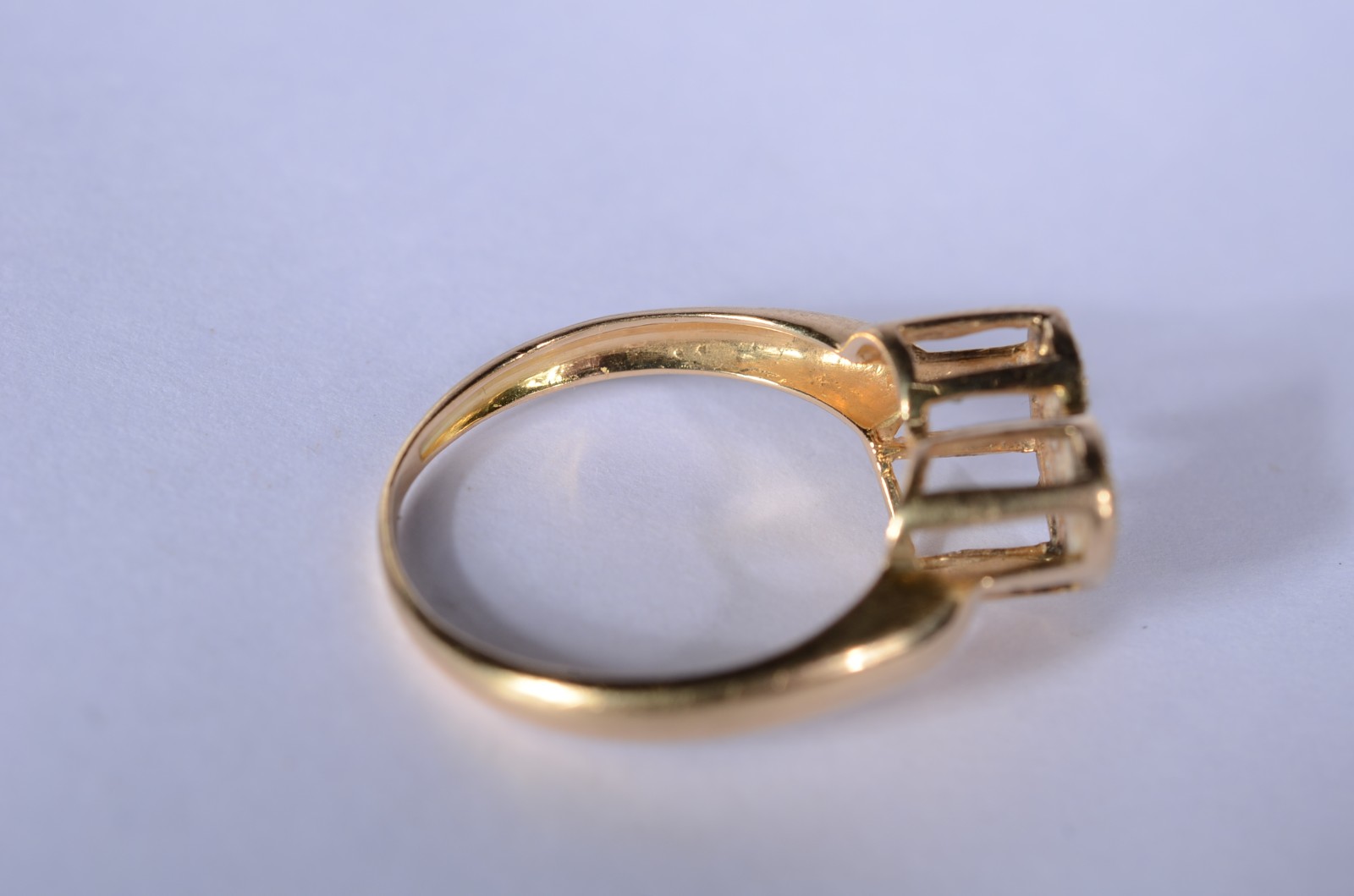 Anel de ouro 18 k., contraste 750 mls com coração cravejado com... - foto 4 de 7