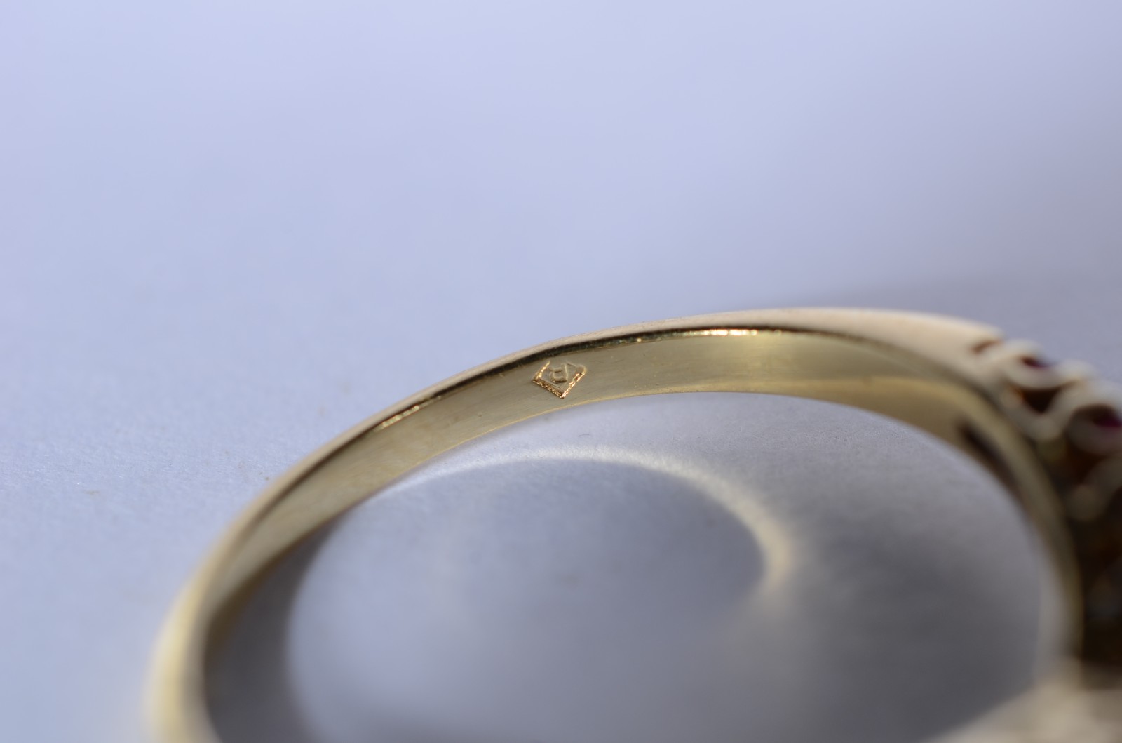 Anel de ouro 18 k., contraste 750 mls com pedras vermelhas e... - foto 4 de 7