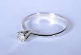 Solitário de ouro branco com um brilhante de 0,... - Solitário de ouro branco com um brilhante de 0,20 ct, aro 15.  (Por motivos de segurança a peça não se encontra na loja).