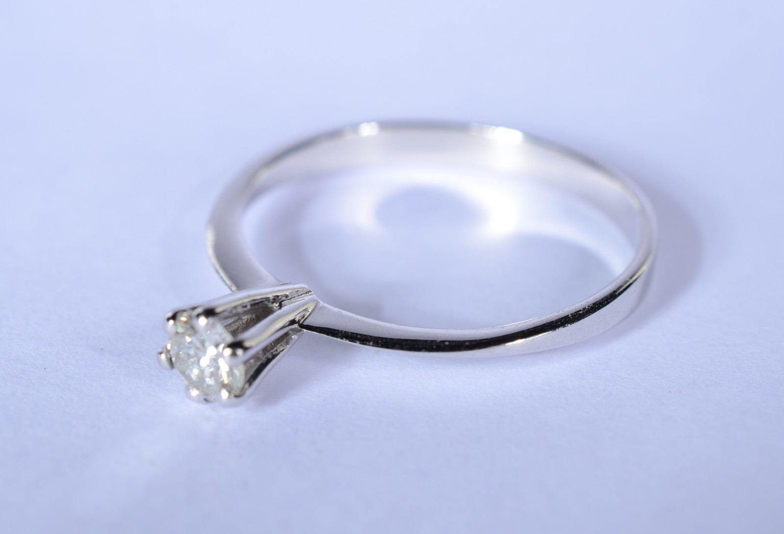 Solitário de ouro branco com um brilhante de 0,20 ct, aro 15. (Por... - foto 1 de 5