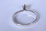 Solitário de ouro branco com um brilhante de 0,... - Solitário de ouro branco com um brilhante de 0,20 ct, aro 15.  (Por motivos de segurança a peça não se encontra na loja).