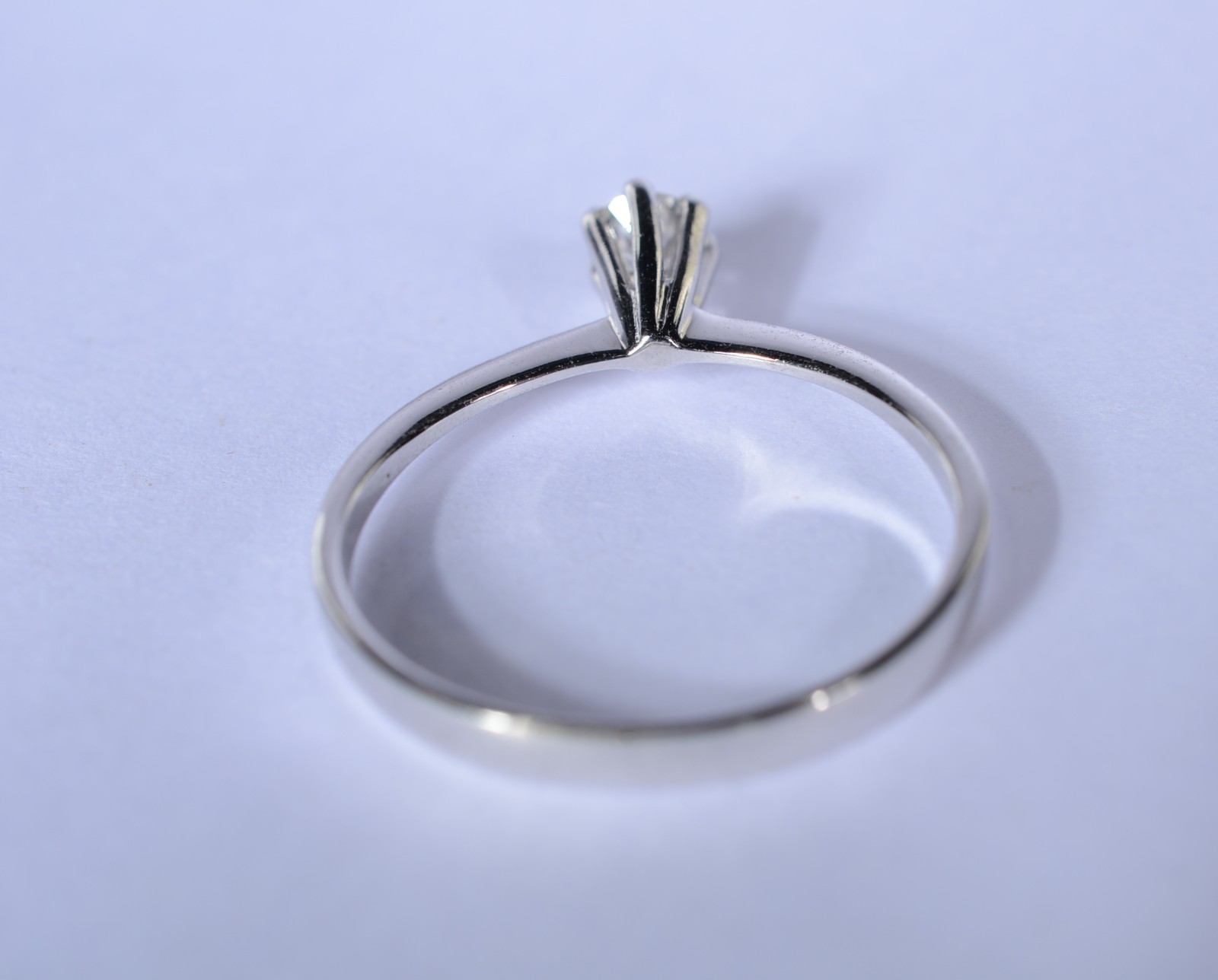 Solitário de ouro branco com um brilhante de 0,20 ct, aro 15. (Por... - foto 3 de 5