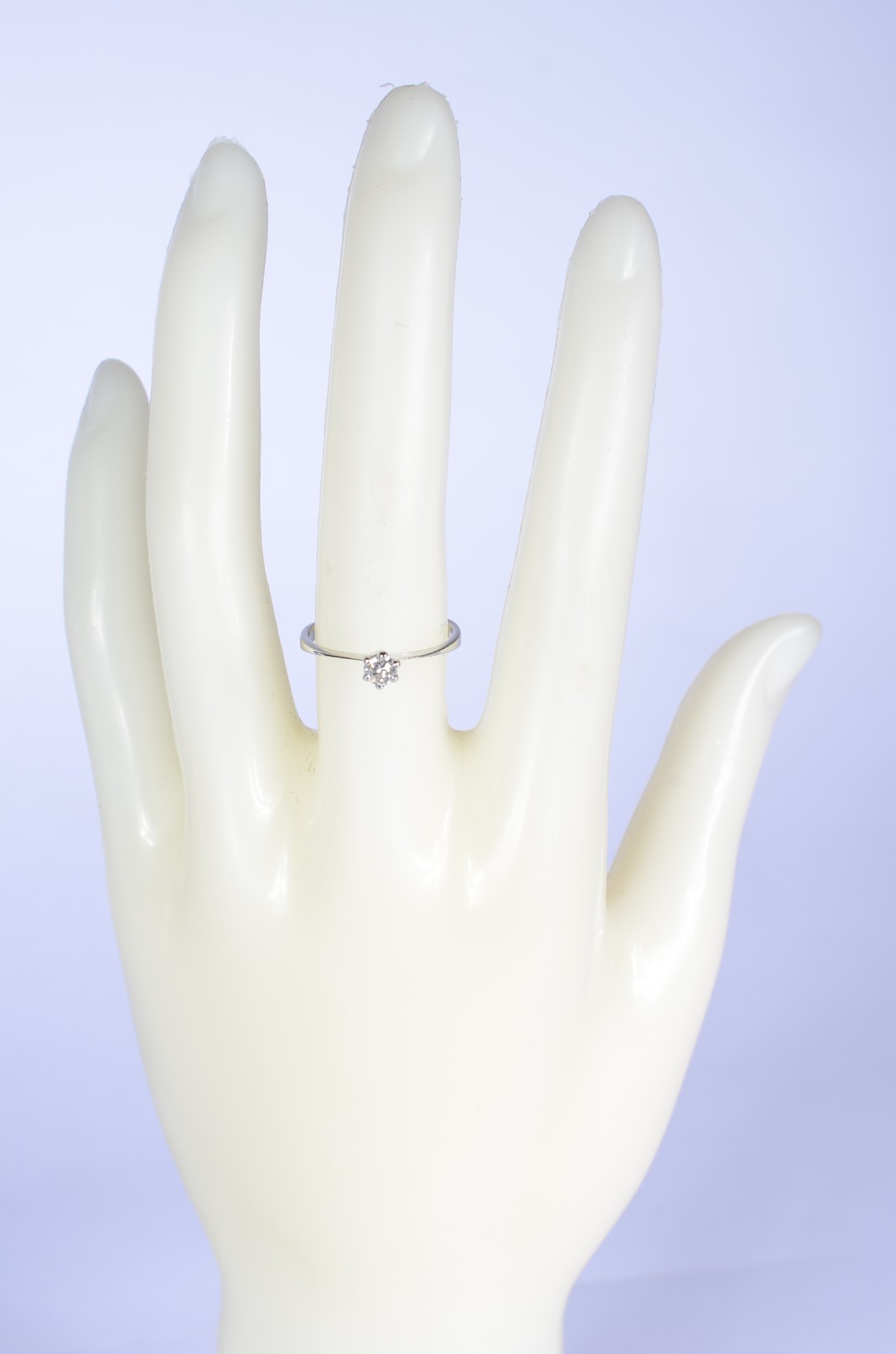 Solitário de ouro branco com um brilhante de 0,20 ct, aro 15. (Por... - foto 5 de 5
