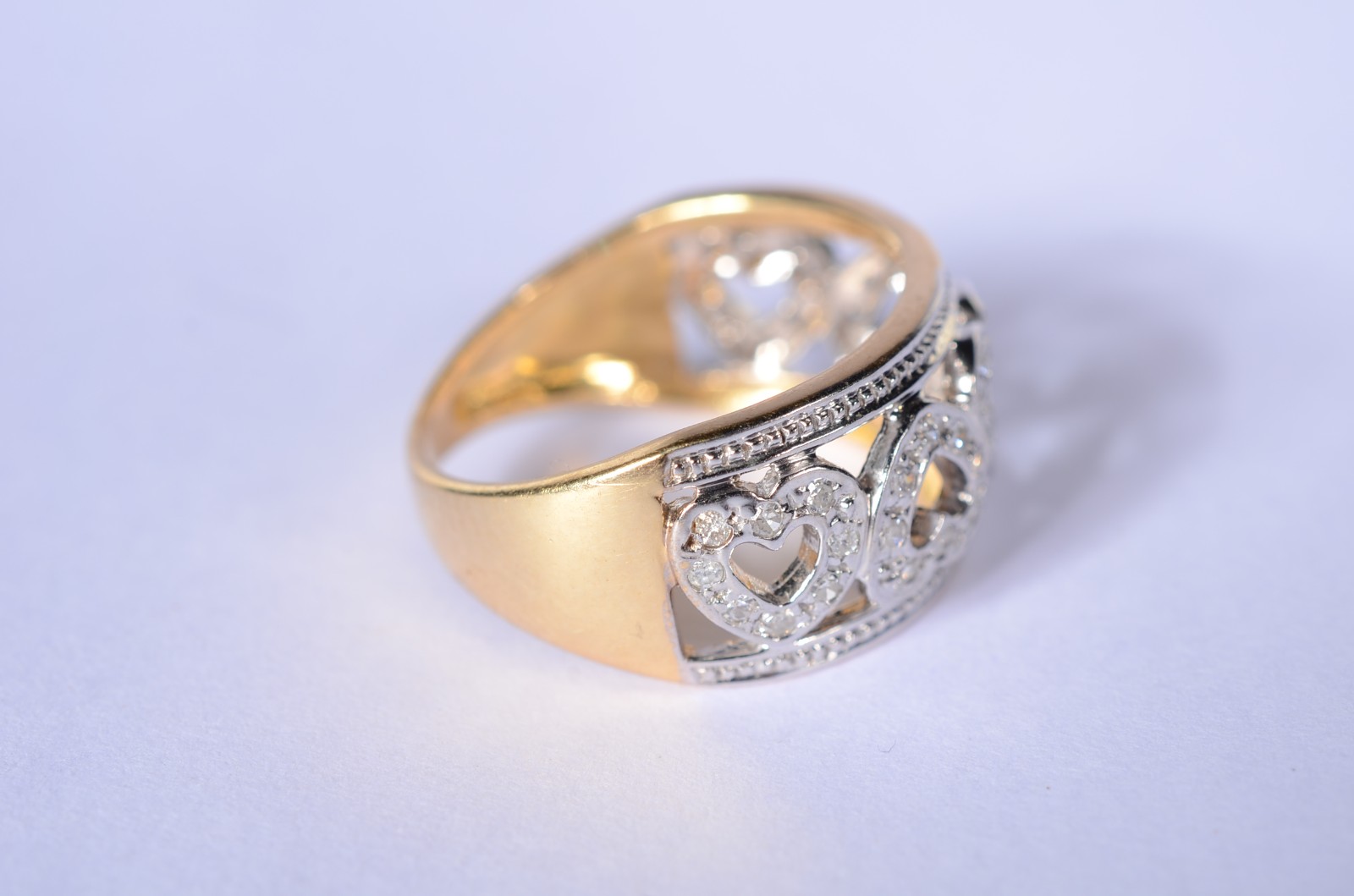 Anel de ouro 18 k., contraste 750 mls com 5 corações cravejado de... - foto 3 de 6