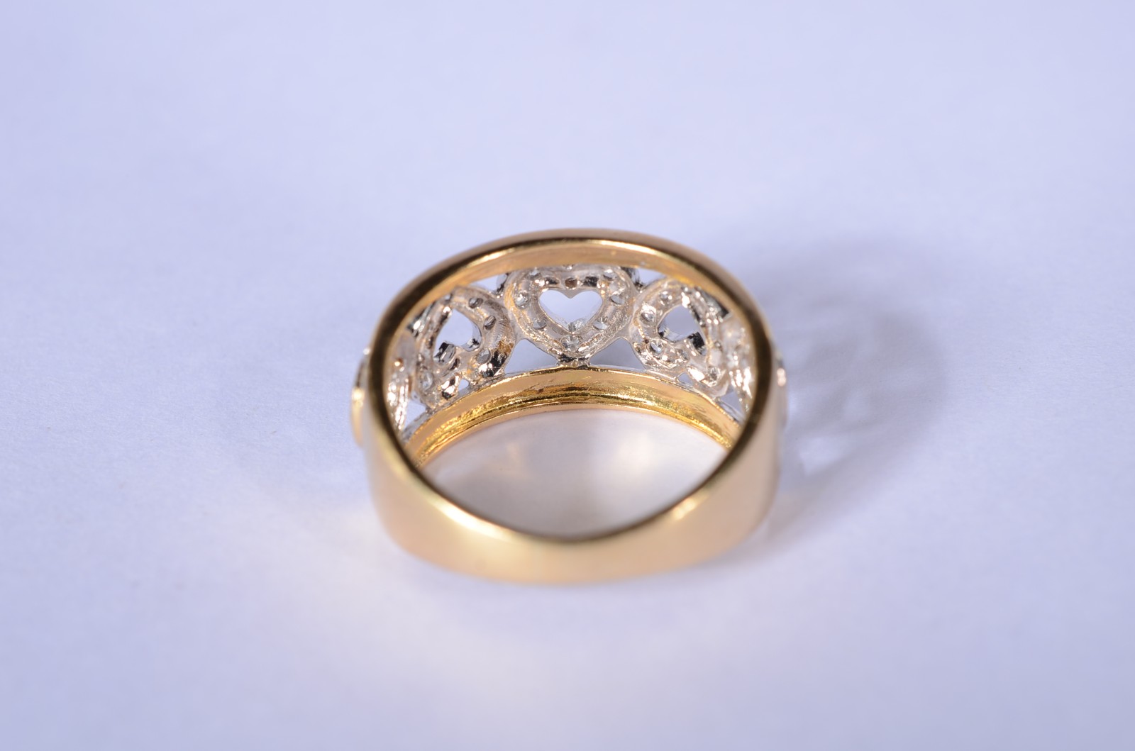 Anel de ouro 18 k., contraste 750 mls com 5 corações cravejado de... - foto 4 de 6