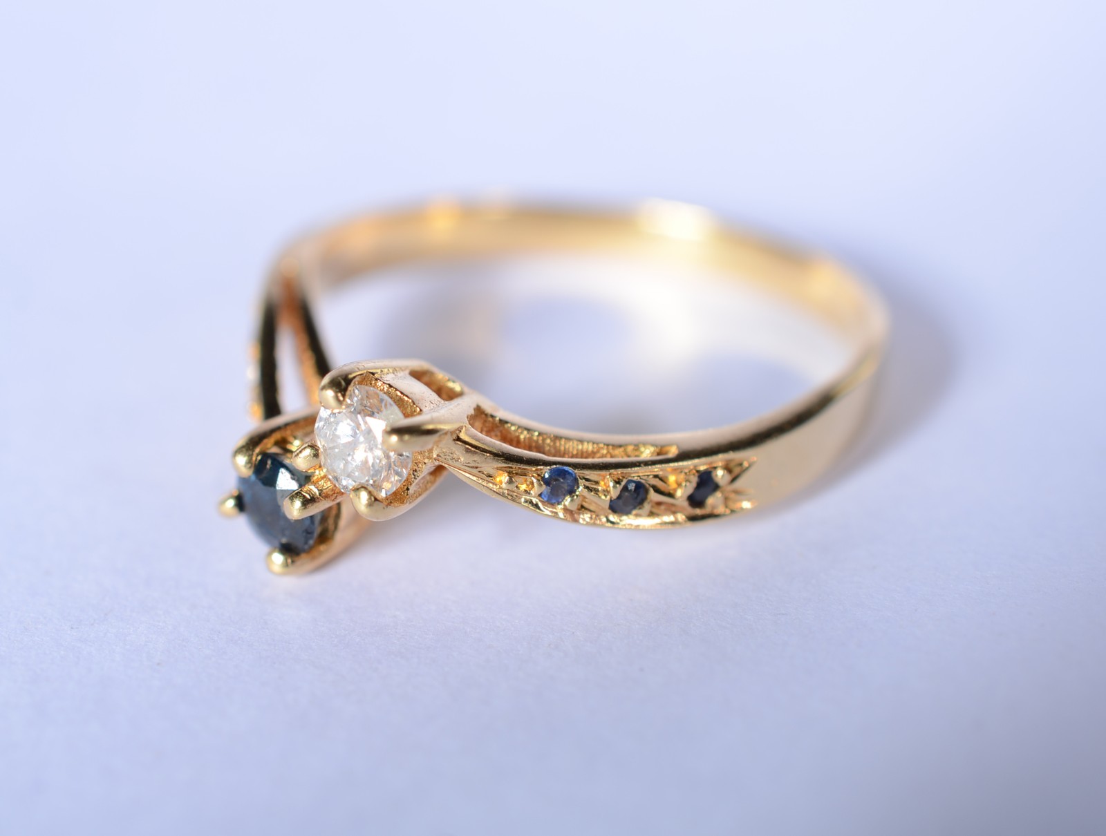 Anel de ouro 18 k., contraste 750 mls, cravejado com mini brilhantes... - foto 1 de 7