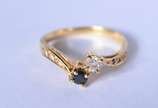 Anel de ouro 18 k., contraste 750 mls, cravejad... - Anel de ouro 18 k., contraste 750 mls, cravejado com mini brilhantes e um brilhante central de 0,10 ct, aro 16.  (Por motivos de segurança a peç...