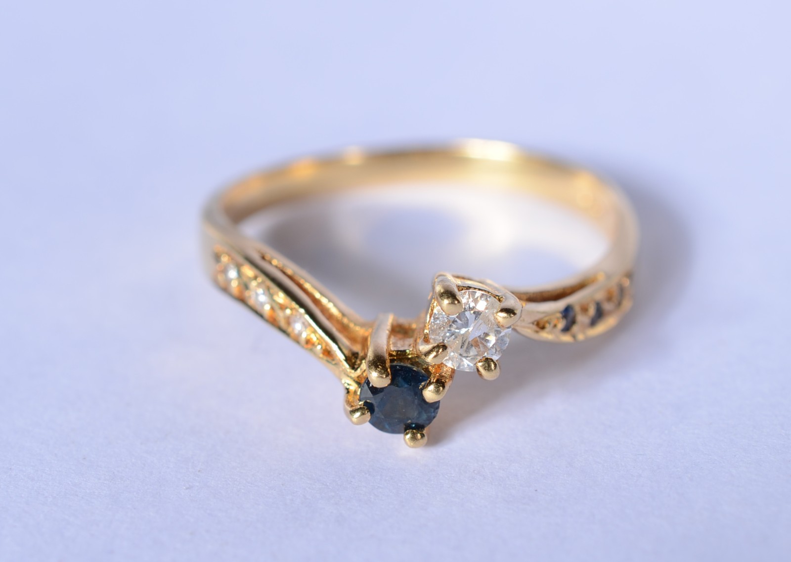 Anel de ouro 18 k., contraste 750 mls, cravejado com mini brilhantes... - foto 2 de 7