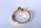 Anel de ouro 18 k., contraste 750 mls, cravejad... - Anel de ouro 18 k., contraste 750 mls, cravejado com mini brilhantes e um brilhante central de 0,10 ct, aro 16.  (Por motivos de segurança a peç...