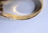 Anel de ouro 18 k., contraste 750 mls, cravejad... - Anel de ouro 18 k., contraste 750 mls, cravejado com mini brilhantes e um brilhante central de 0,10 ct, aro 16.  (Por motivos de segurança a peç...