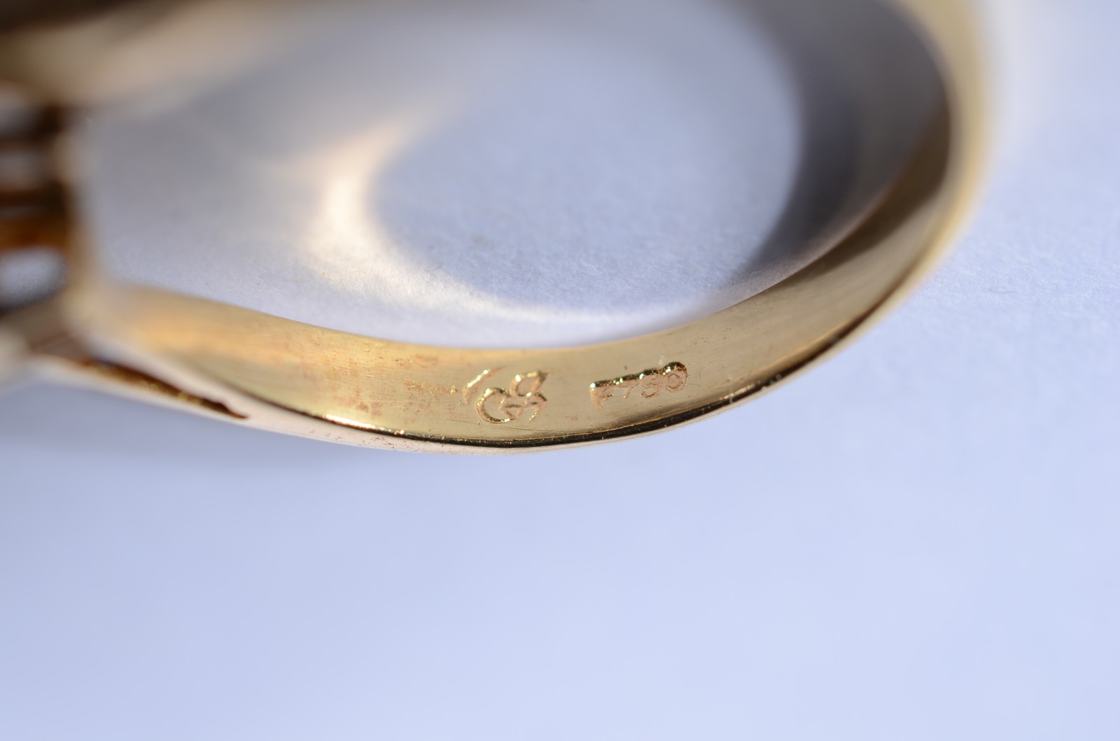 Anel de ouro 18 k., contraste 750 mls, cravejado com mini brilhantes... - foto 4 de 7