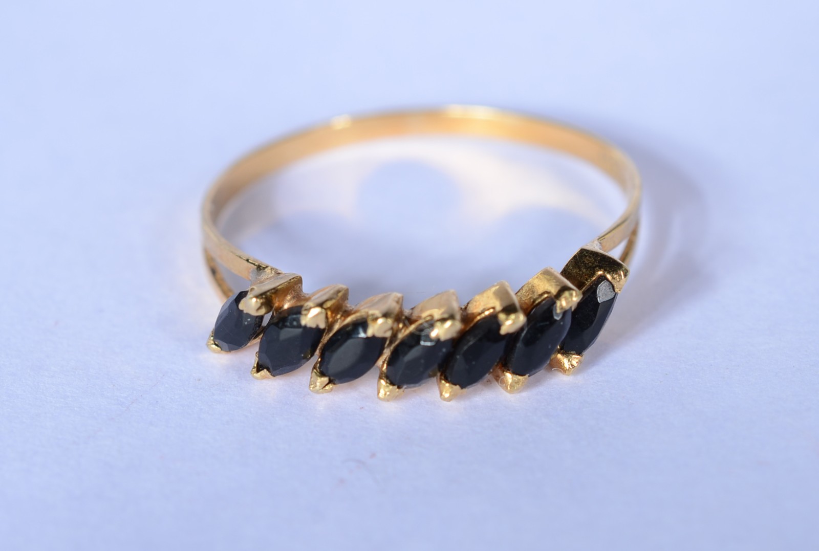 Anel de ouro 18 k., contraste 750 mls com pedras negras, aro 17. (Por... - foto 1 de 7