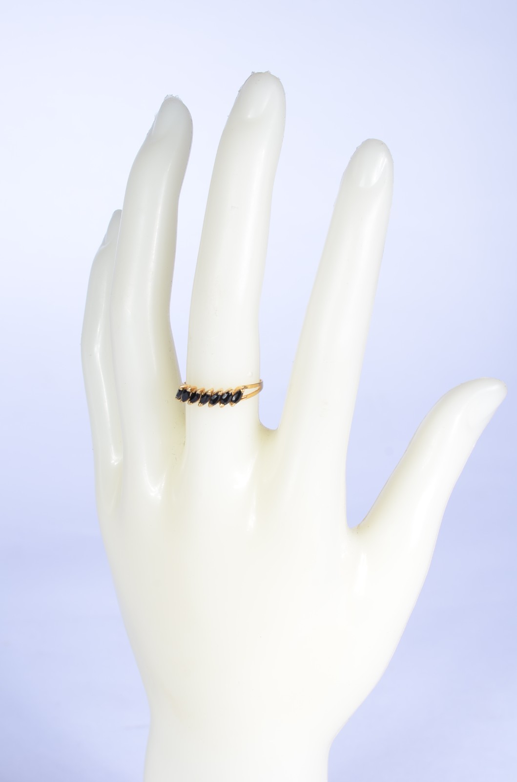 Anel de ouro 18 k., contraste 750 mls com pedras negras, aro 17. (Por... - foto 7 de 7