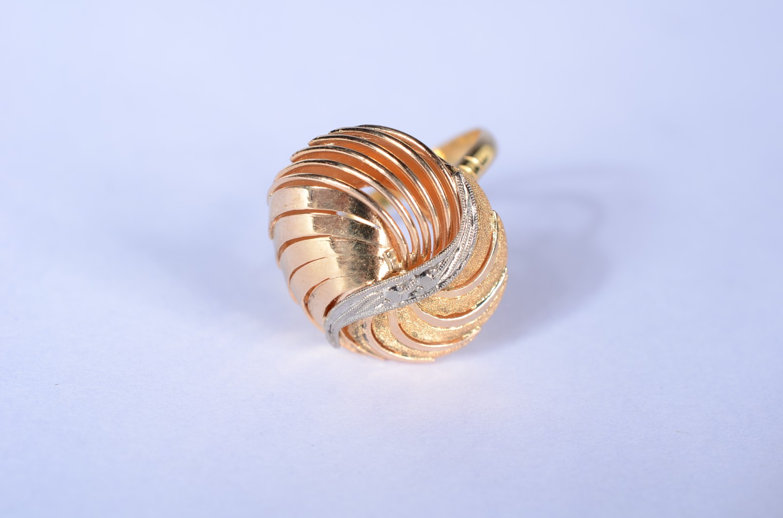 Anel de ouro 18 k. com 2 safiras brancas, aro 18. (Por motivos de... - foto 1 de 6
