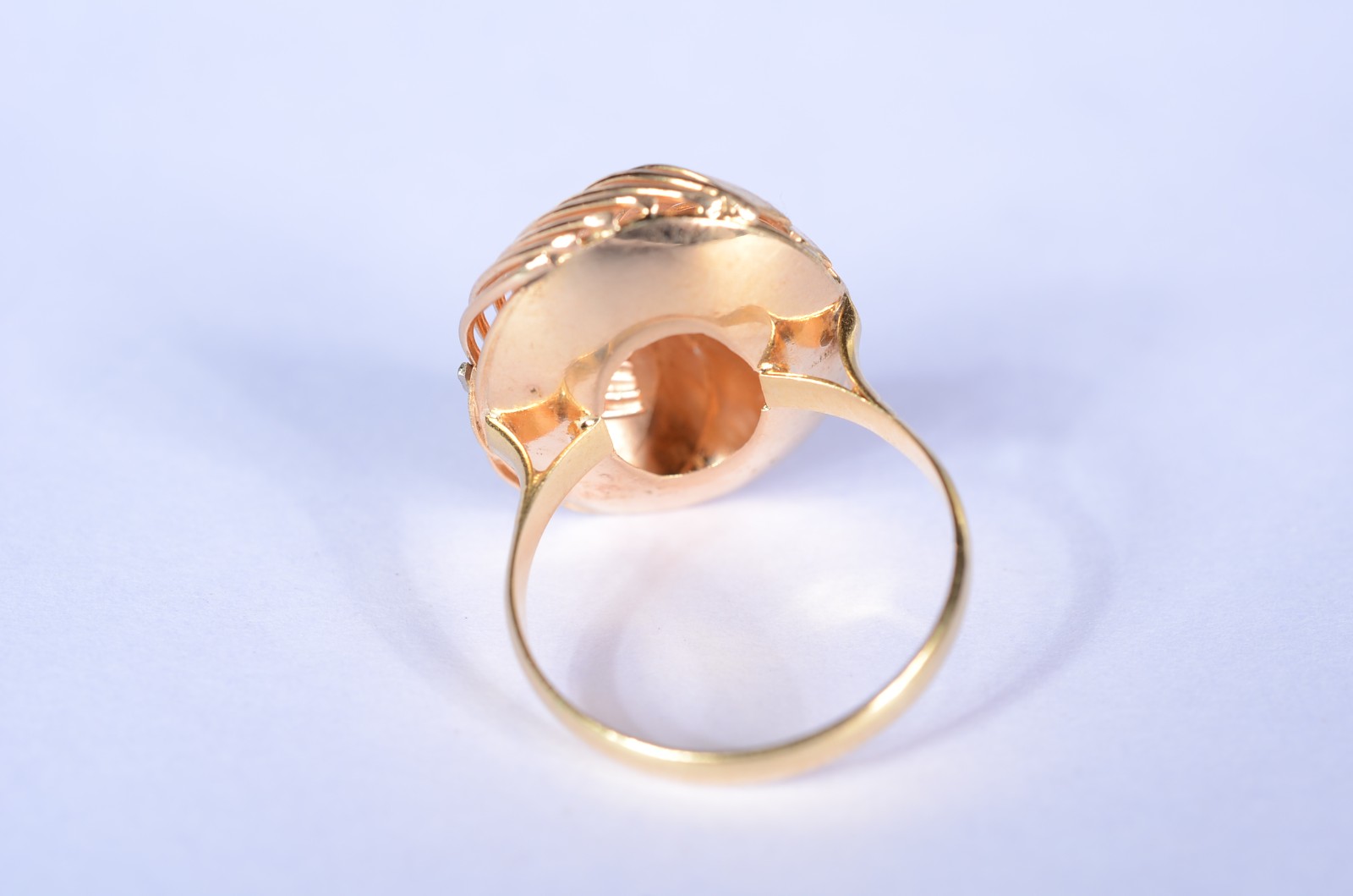 Anel de ouro 18 k. com 2 safiras brancas, aro 18. (Por motivos de... - foto 2 de 6