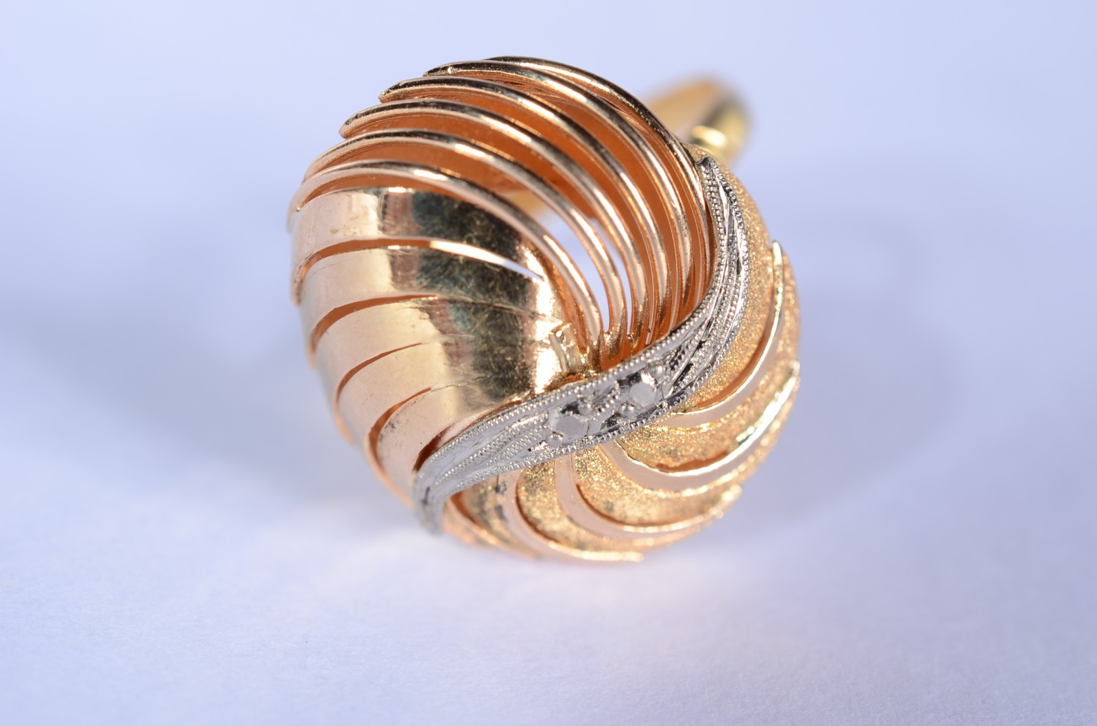 Anel de ouro 18 k. com 2 safiras brancas, aro 18. (Por motivos de... - foto 3 de 6