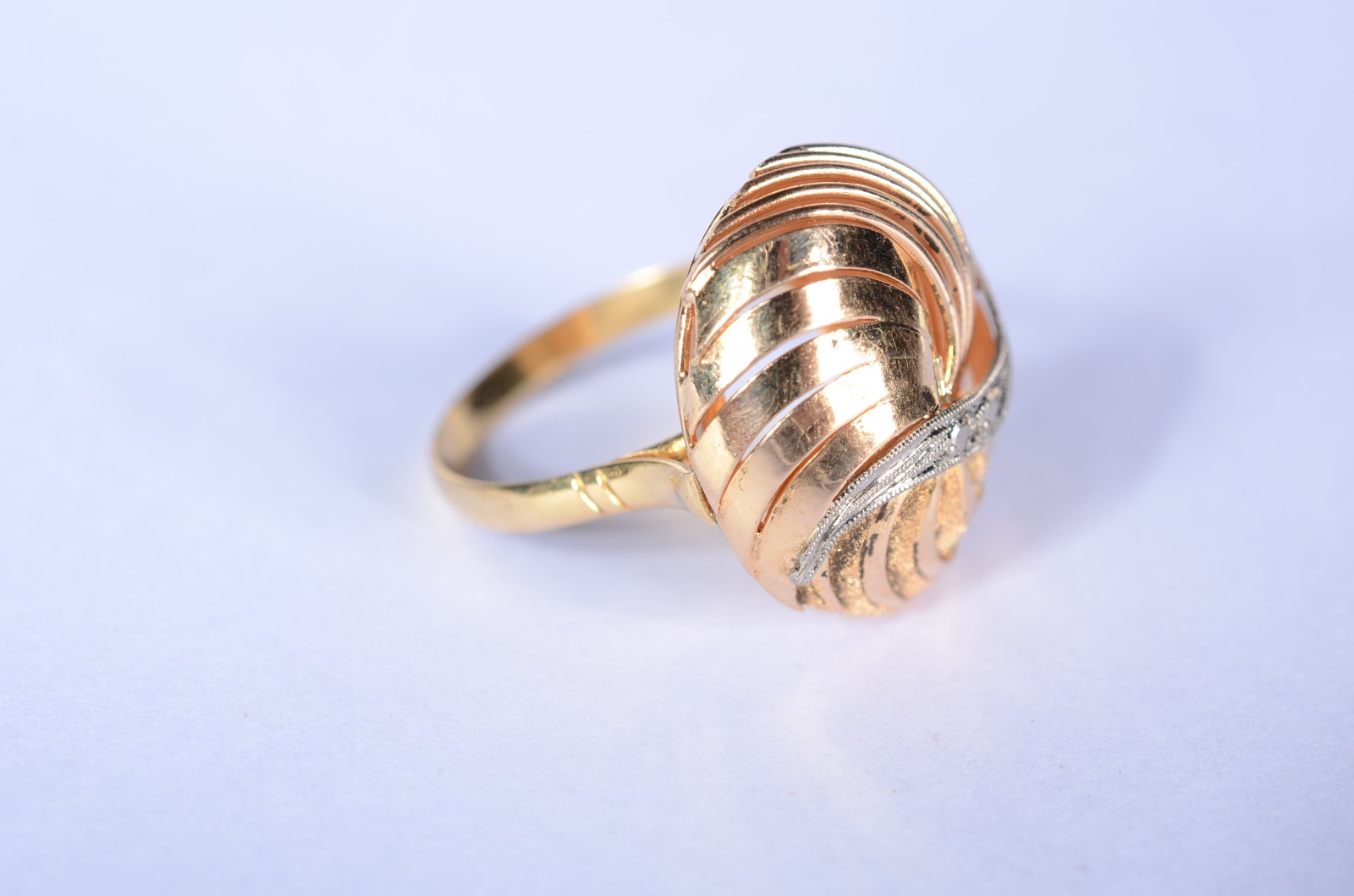 Anel de ouro 18 k. com 2 safiras brancas, aro 18. (Por motivos de... - foto 4 de 6