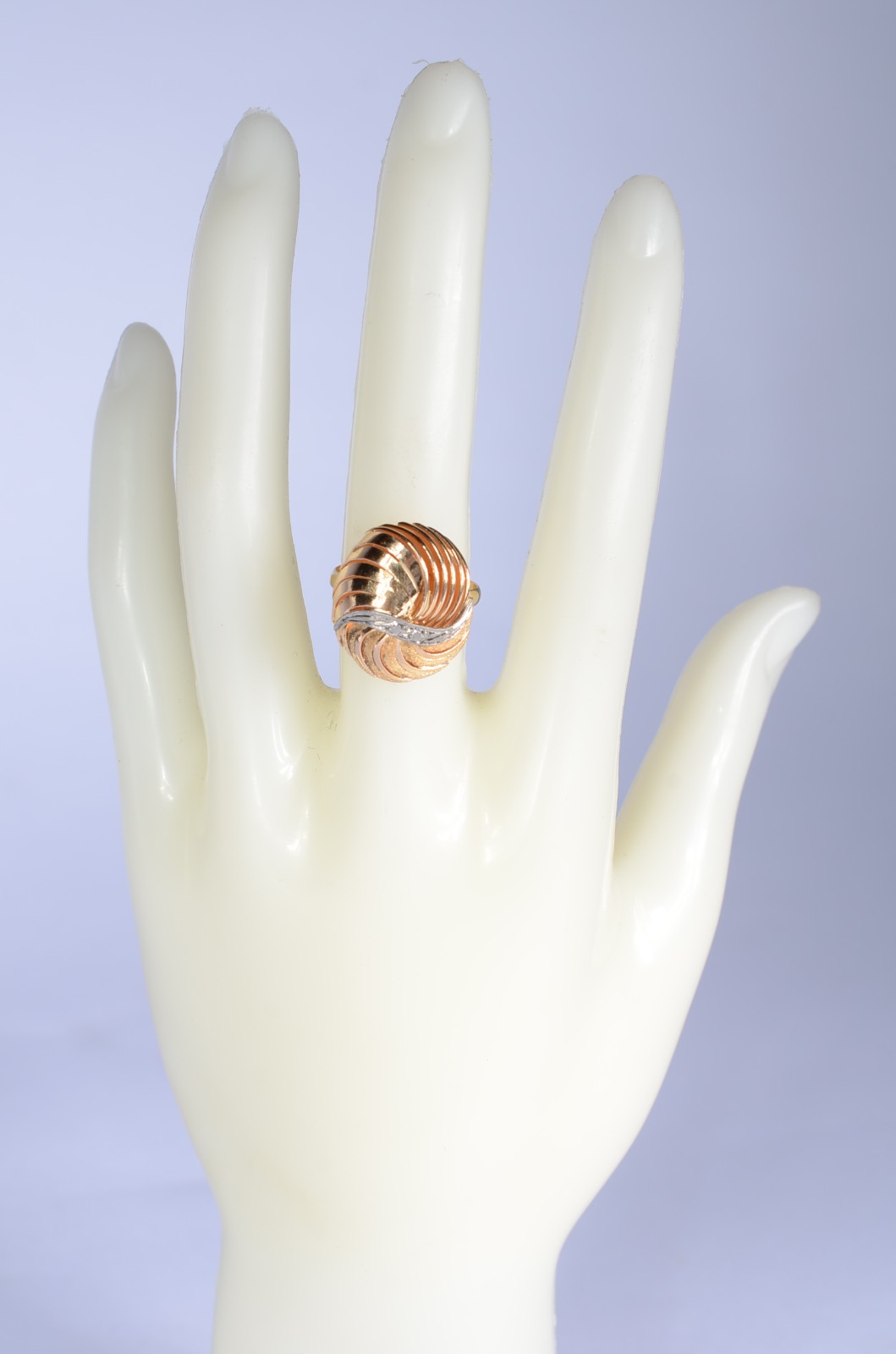 Anel de ouro 18 k. com 2 safiras brancas, aro 18. (Por motivos de... - foto 6 de 6