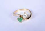 Anel de ouro 18 k., contraste 750 mls com um br... - Anel de ouro 18 k., contraste 750 mls com um brilhante de 0,25 ct e pedra verde, aro 21.  (Por motivos de segurança a peça não se encontra na lo...