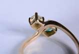 Anel de ouro 18 k., contraste 750 mls com um br... - Anel de ouro 18 k., contraste 750 mls com um brilhante de 0,25 ct e pedra verde, aro 21.  (Por motivos de segurança a peça não se encontra na lo...