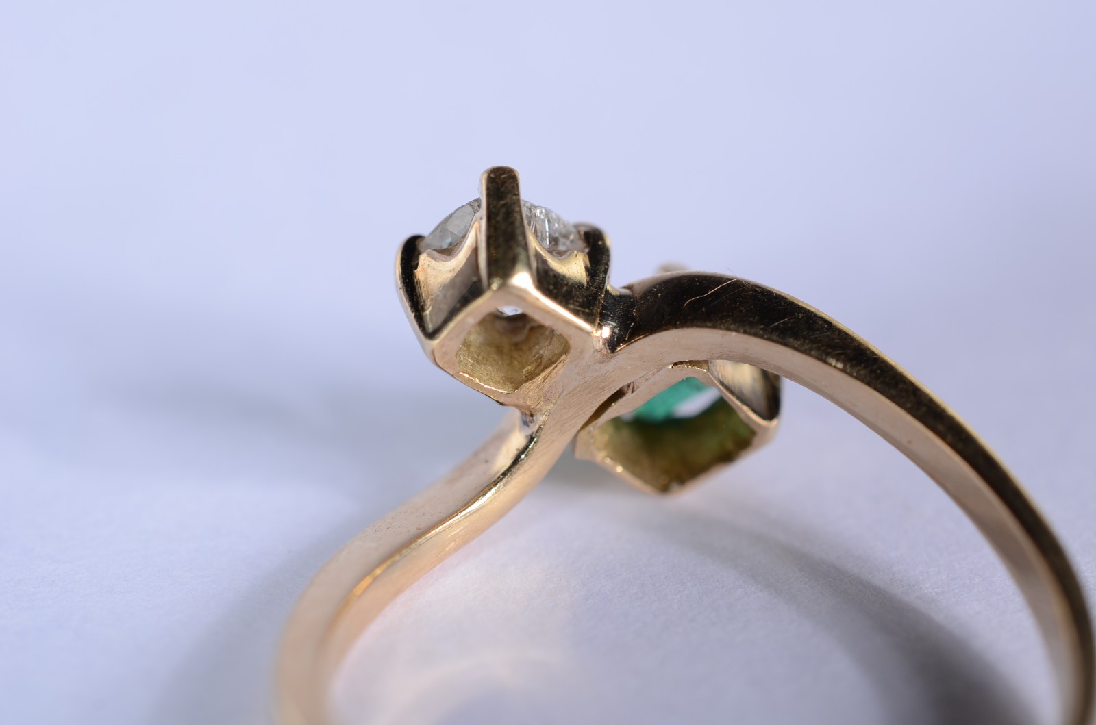 Anel de ouro 18 k., contraste 750 mls com um brilhante de 0,25 ct e... - foto 2 de 6