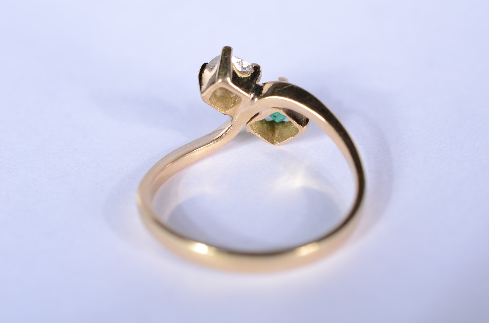 Anel de ouro 18 k., contraste 750 mls com um brilhante de 0,25 ct e... - foto 3 de 6