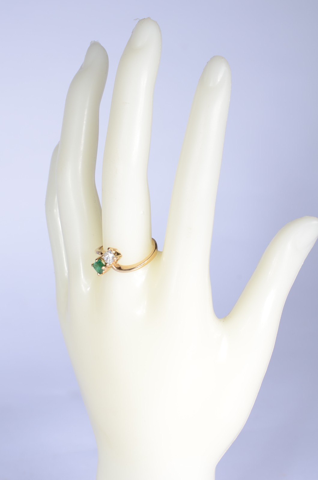 Anel de ouro 18 k., contraste 750 mls com um brilhante de 0,25 ct e... - foto 5 de 6