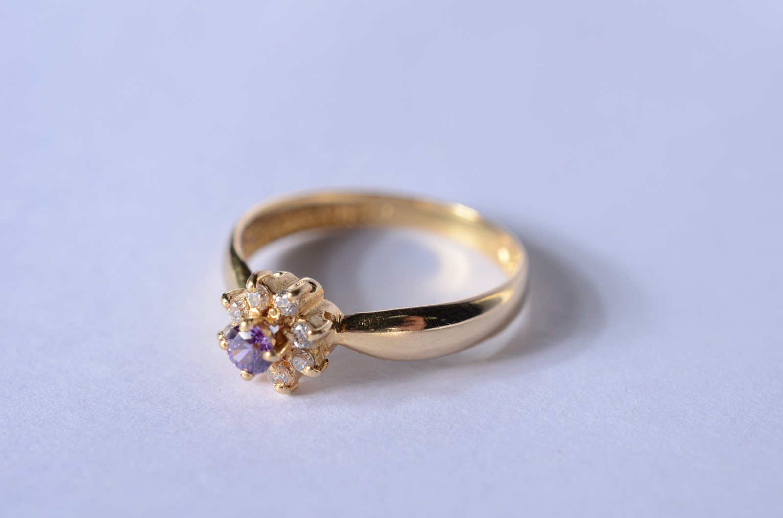 Anel de ouro 18 k., contraste 750 mls, feitio chuveiro cravejado com... - foto 2 de 6