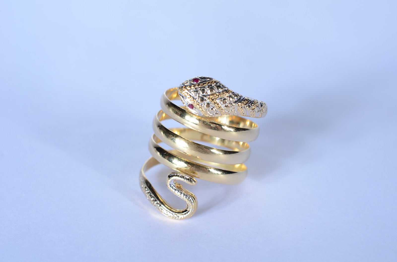 Anel de ouro 18 k., contraste 750 mls feitio cobra, aro 24. (Por... - foto 1 de 7