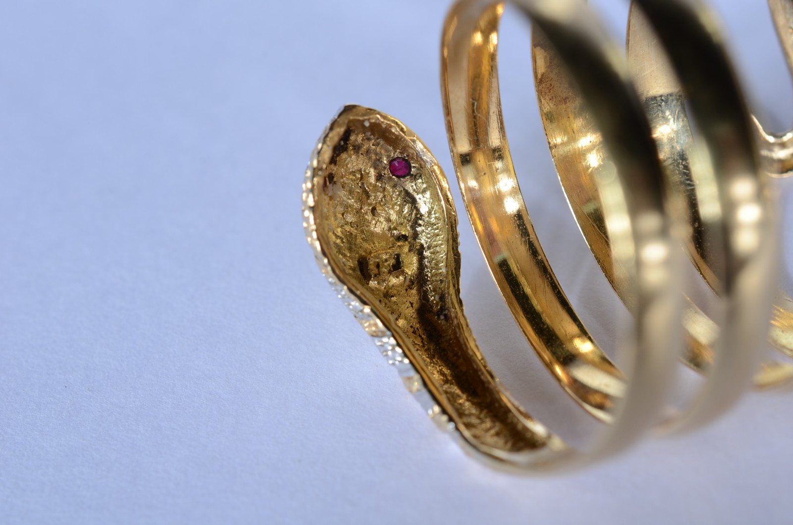 Anel de ouro 18 k., contraste 750 mls feitio cobra, aro 24. (Por... - foto 5 de 7